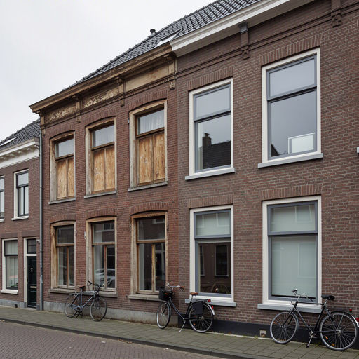 Witte kunststof kozijnen met HR++ glas in een jaren 60-rijtjeshuis